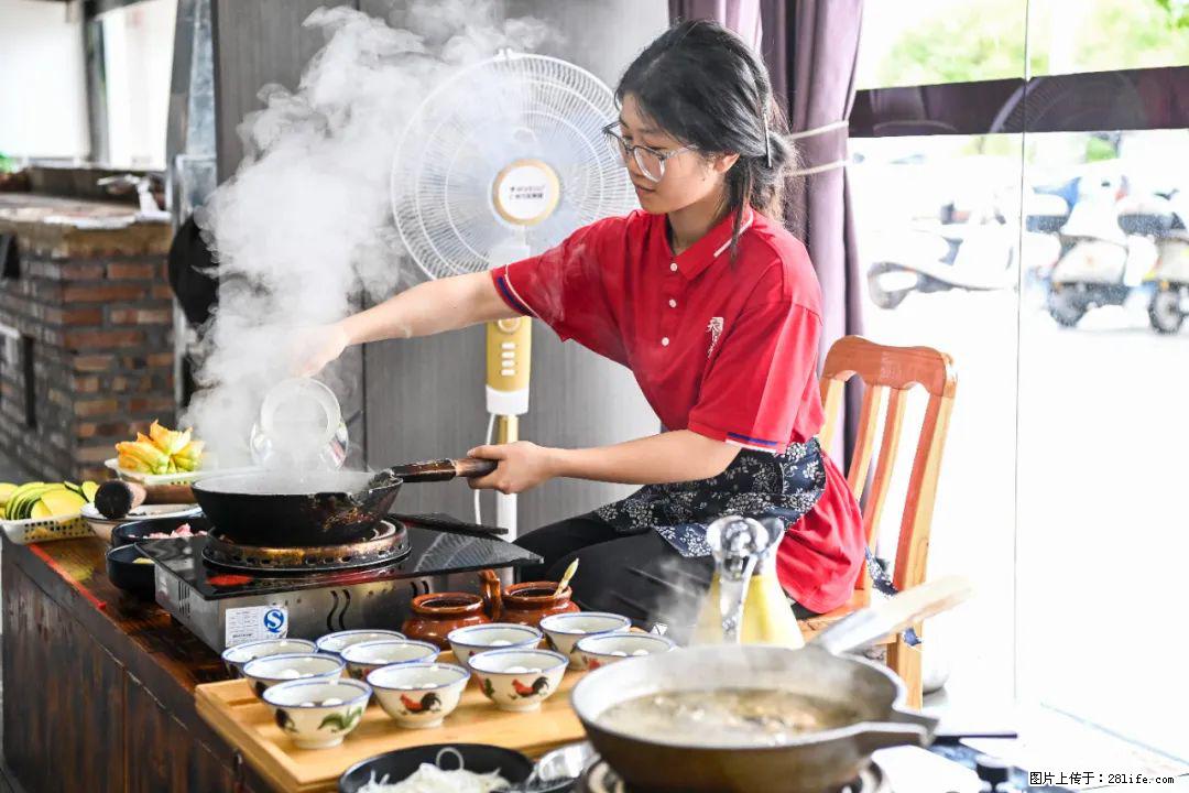 全网追的“扁担女孩”，找了一份暑假工，时薪12元 - 怒江生活资讯 - 怒江28生活网 nujiang.28life.net